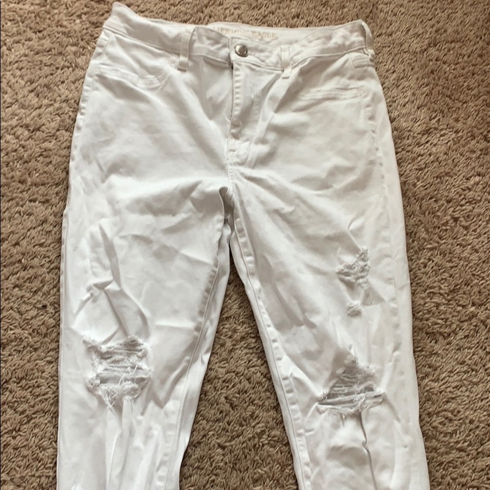American Eagle Women’s White Ripped Jeans!